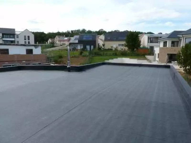 toiture plate couverte en membrane epdm