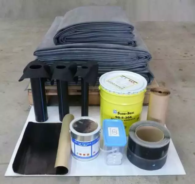 kit de toiture froide : membrane, colle, bande périmétrique, bande adhésive, fixations, évacuations d'eau pluviales.
