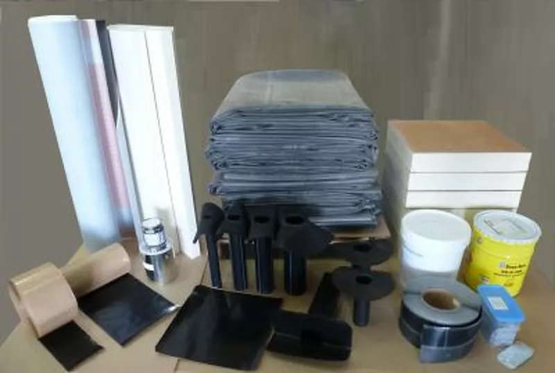 kit de toiture chaude : membrane, isolant, pare vapeur, descente d'eau pluviale, bande périmétrique, bande adhésive, colle, vis et fixation.