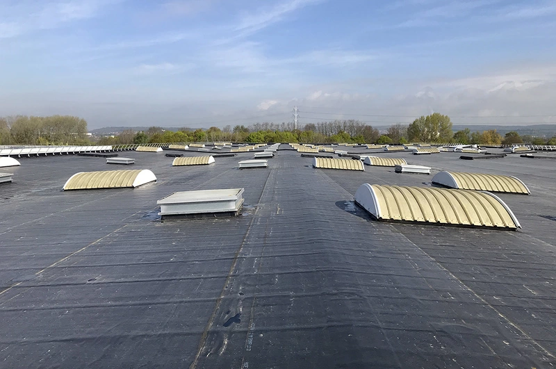 16000 m² d'&eacute;tanch&eacute;it&eacute; EPDM coll&eacute; sur bitume - d&eacute;partement 78