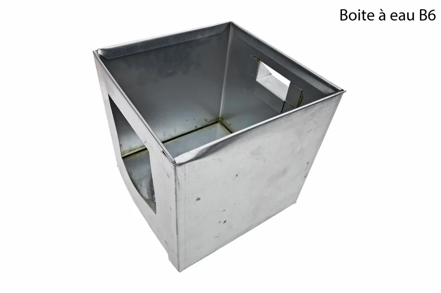 Boite à eau destockage B6 : déformations sur les angles, coin écorché