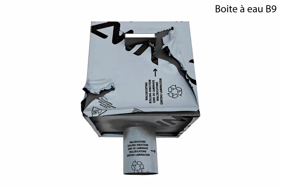Boite à eau destockage B9 : protection déchirée, légères rayures