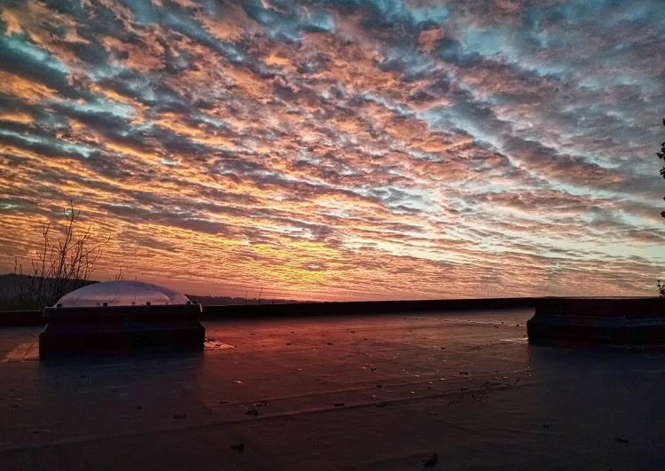 Assemblage de 3 membranes pour 150m&sup2; de bâche EPDM collée sur OSB3 à Redon