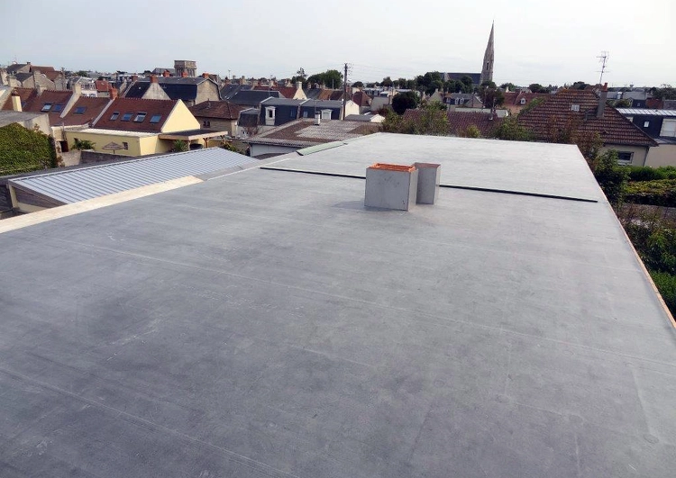 toiture plate sans rebords couverte en membrane EPDM avec des sorties de cheminées au milieu.