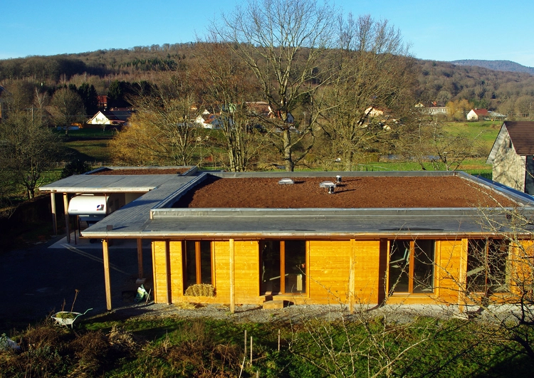 pavillon avec un toit plat couvert en EPDM, la partie centrale est couverte de substrat avant la plantation des sedums, le pavillon est situé dans une zone rurale.