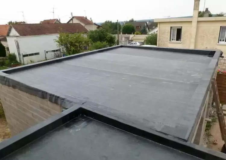 toiture en membrane EPDM collé sur panneaux CTBH en zone urbaine