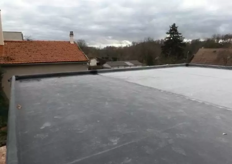 toiture plate couverte en membrane EPDM, un joint est visible entre deux baches.