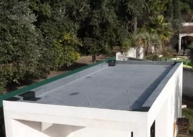 garage couvert en membrane EPDM, les bandes adhésives dans les angles et sur la descente d'eau pluviale sont bien visibles.