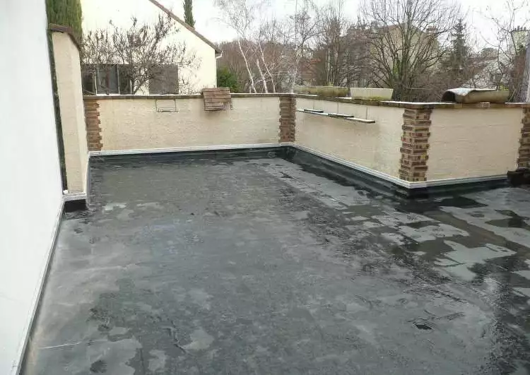 toiture plate couverte en membrane EPDM, cernée par des murs.